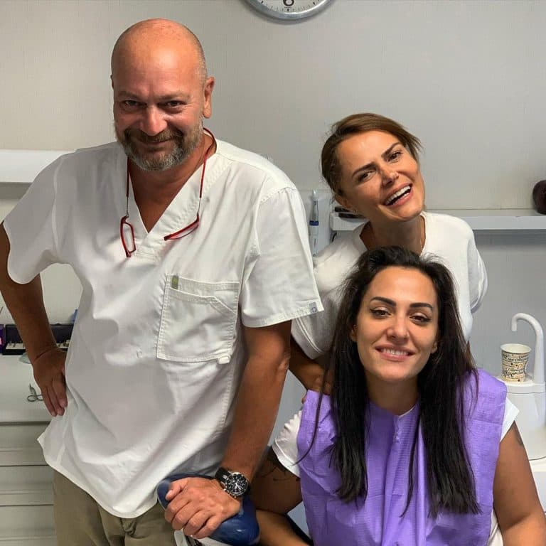 دكتور-كان-توكمان-مع-مريض-في-عيادات-اسطنبول-لطب الأسنان